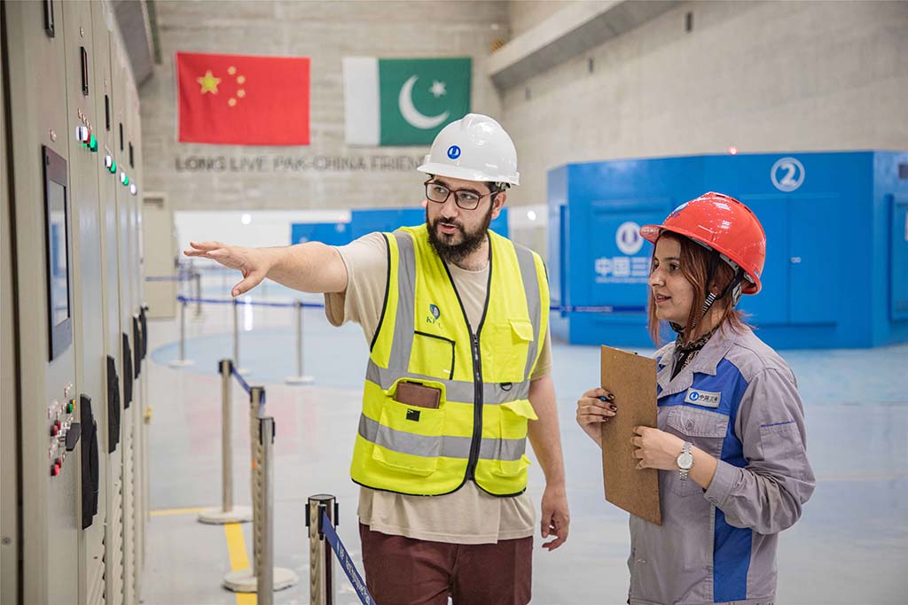 7月14日，巴方工作人員在卡洛特水電站-地下電廠檢查數(shù)據(jù)。 （人民網(wǎng)記者 薛丹攝）