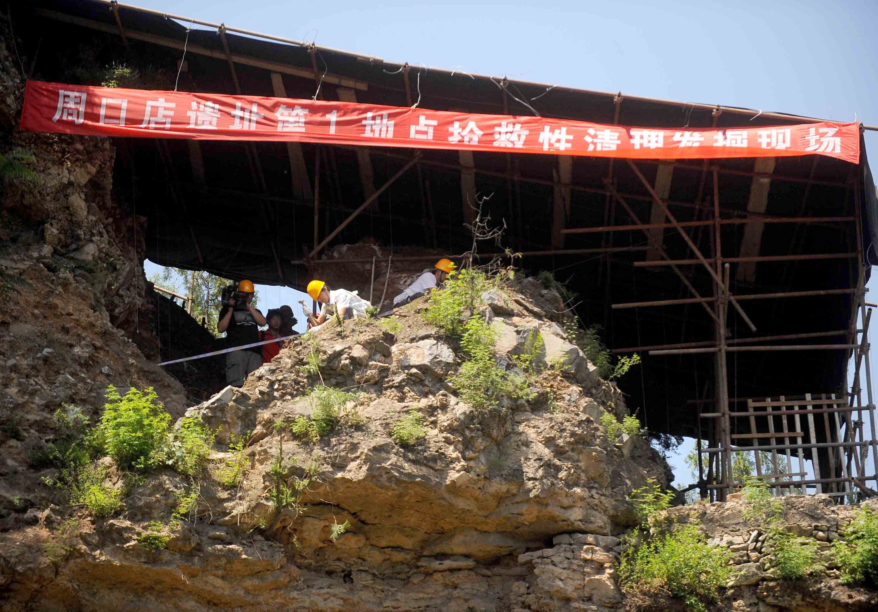 中國(guó)文化源遠(yuǎn)流長(zhǎng)，中華文明博大精深。中華文明探源工程等重大工程的研究成果，實(shí)證了我國(guó)百萬年的人類史、一萬年的文化史、五千多年的文明史。這是2009年6月24日，考古工作人員在北京周口店遺址第1地點(diǎn)進(jìn)行搶救性清理發(fā)掘工作。新華社記者 羅曉光 攝