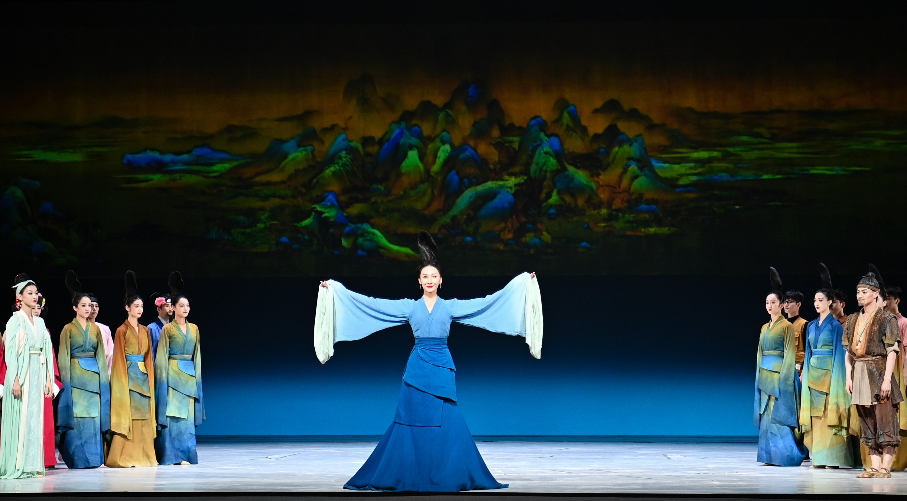 2023年7月20日，中國(guó)東方演藝集團(tuán)演員在烏魯木齊文化中心大劇院表演舞蹈詩(shī)劇《只此青綠》。新華社記者 李響 攝