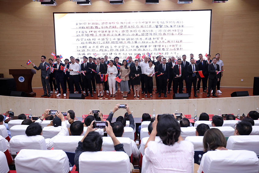 7月31日，昆明鐵道職業(yè)技術(shù)學(xué)院舉行援老撾鐵道職業(yè)技術(shù)學(xué)院項(xiàng)目教育能力建設(shè)教師培養(yǎng)班結(jié)業(yè)典禮。 昆明鐵道職業(yè)技術(shù)學(xué)院供圖