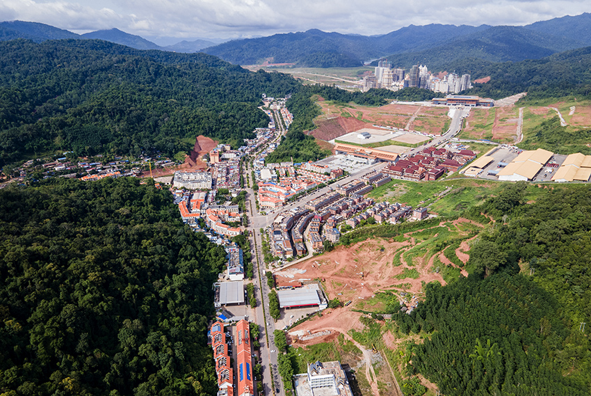 磨憨口岸俯瞰，右前方高層白色建筑群為老撾境內(nèi)。人民網(wǎng)記者 符皓攝
