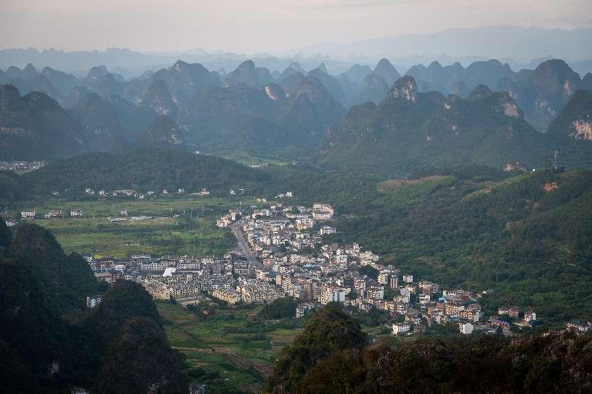 廣西層巒疊嶂，郁郁蔥蔥。 人民網(wǎng) 嚴(yán)立政攝