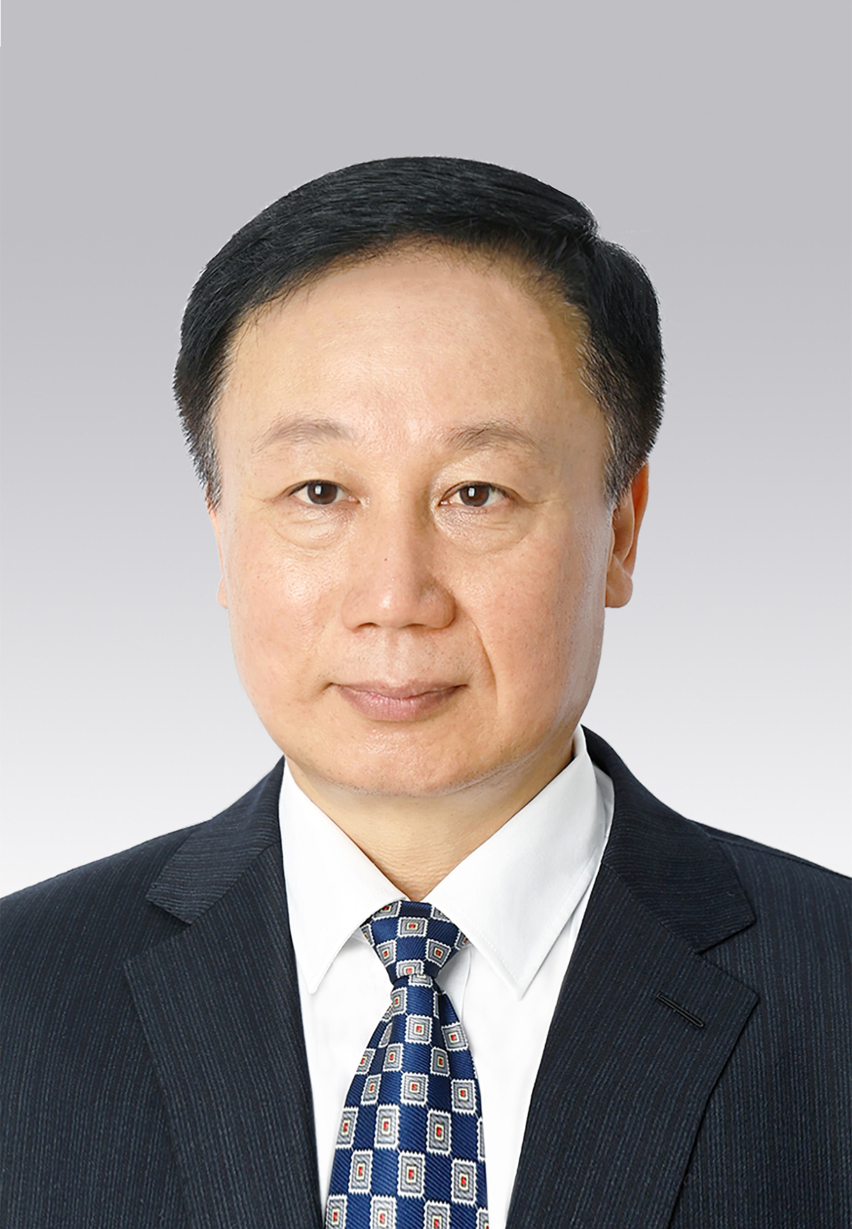 馬宏偉，男，滿族，1969年4月生，研究生學(xué)歷，中共黨員，現(xiàn)任人民日?qǐng)?bào)社副總編輯。