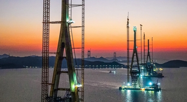 青龍門特大橋三座主塔全部封頂